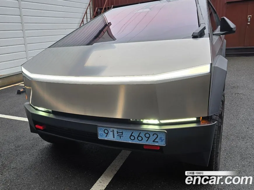 Tesla Cybertruck — фото 1