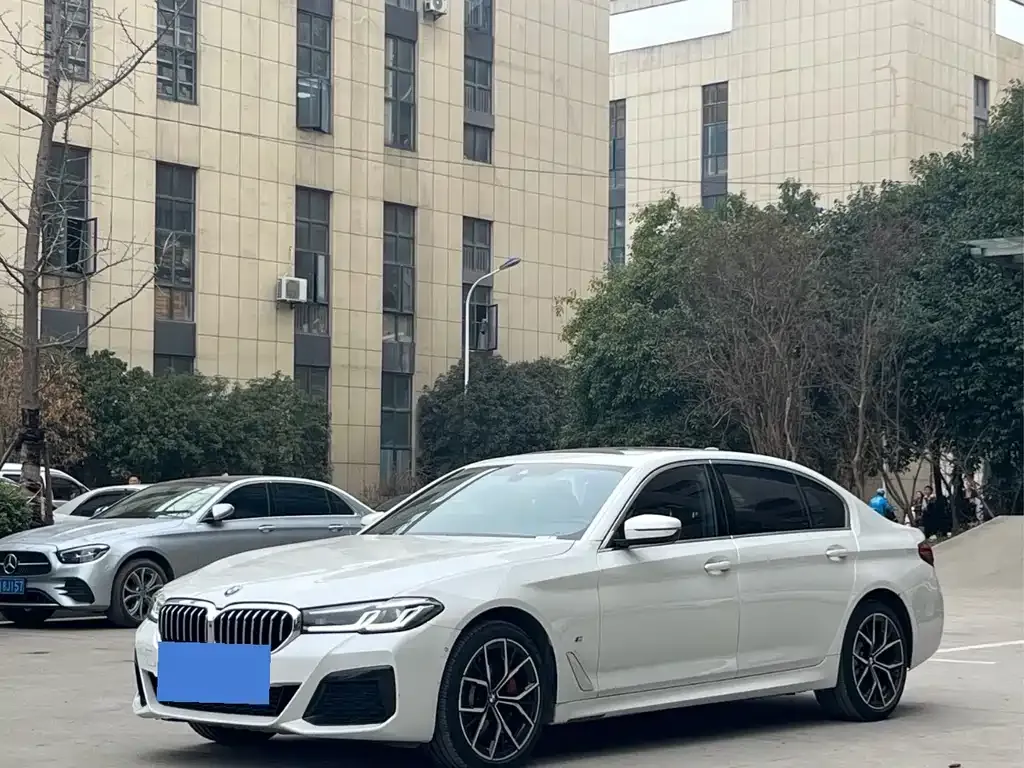 BMW 5 Series — фото 1