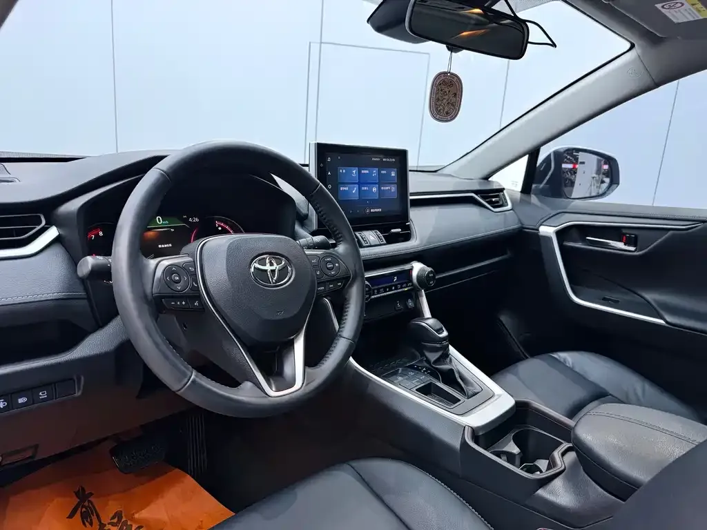 Toyota RAV4 — фото 7