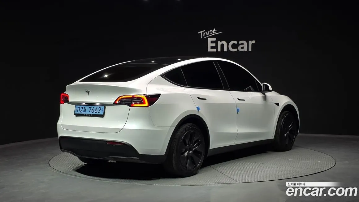 Tesla Model Y — фото 10