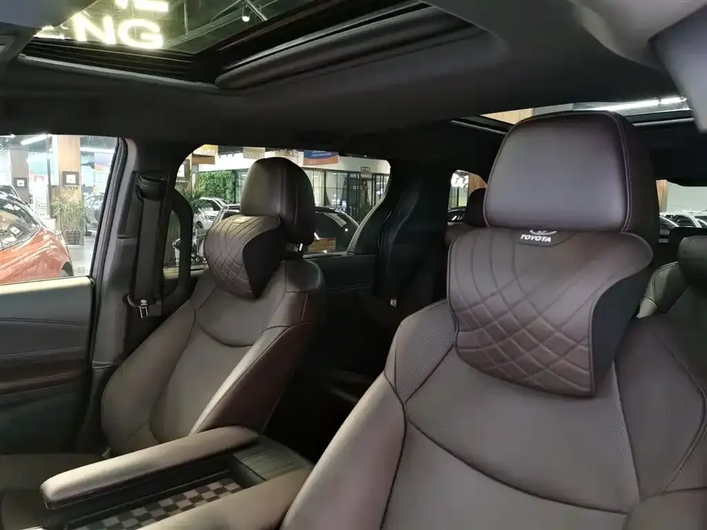 Toyota Granvia — фото 4