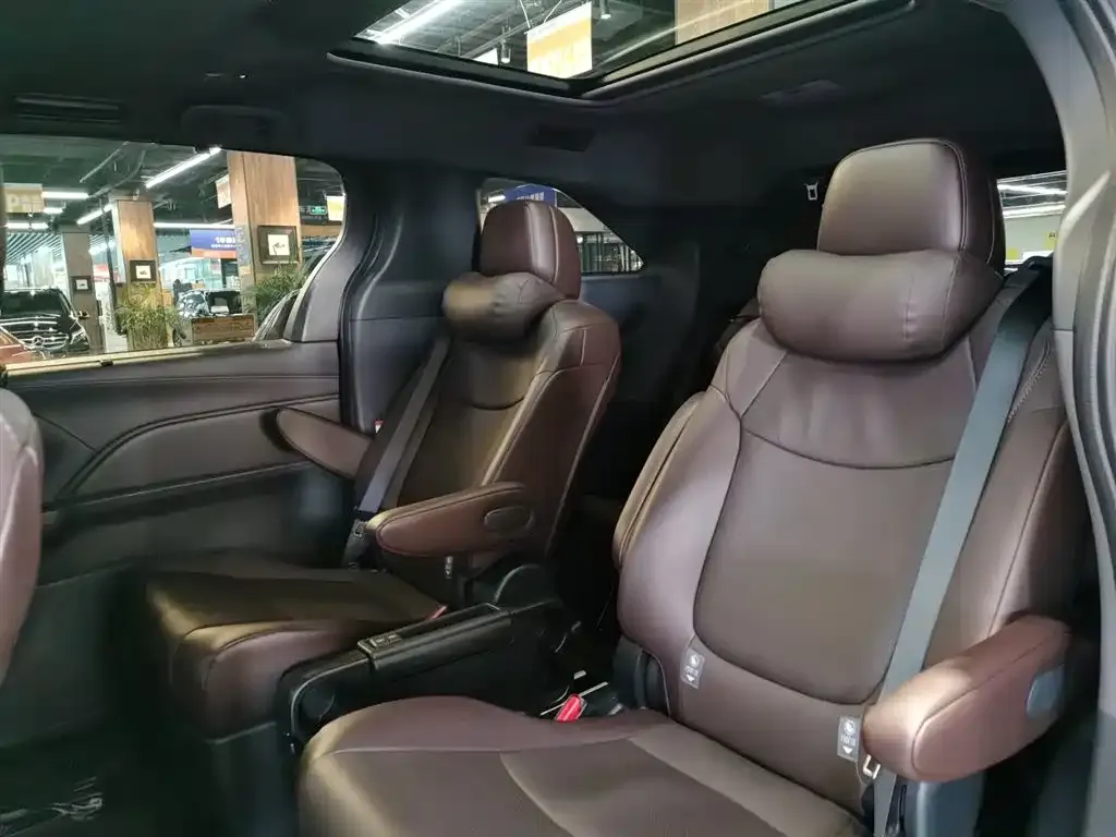 Toyota Granvia — фото 2