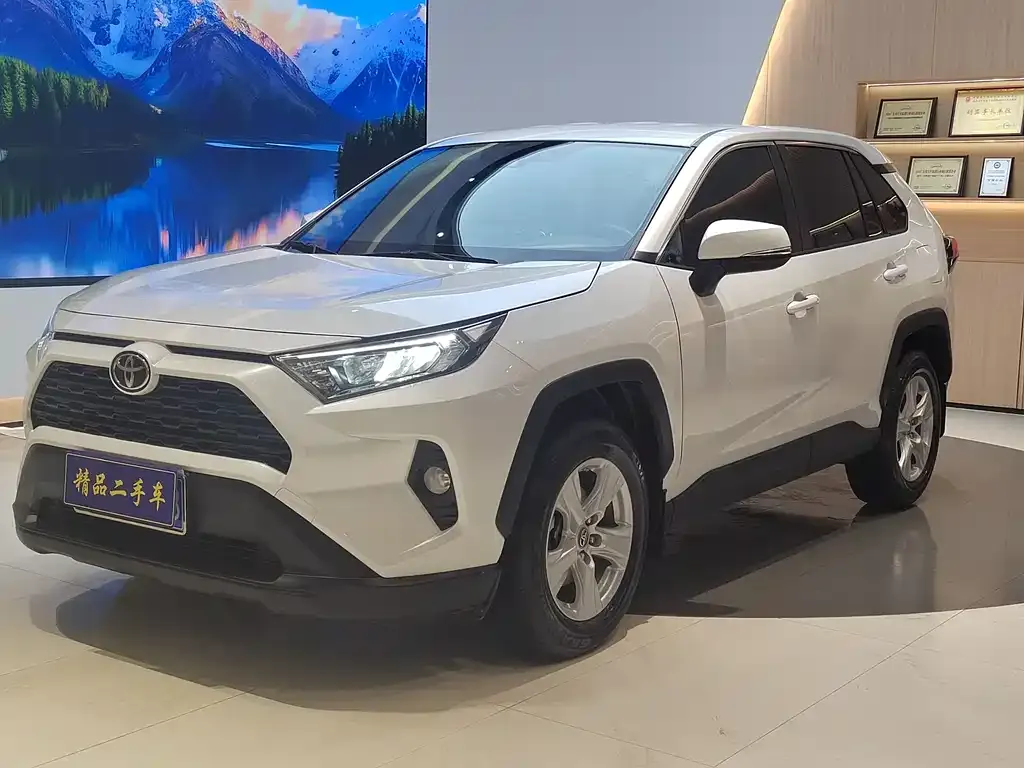 Toyota RAV4 — фото 1