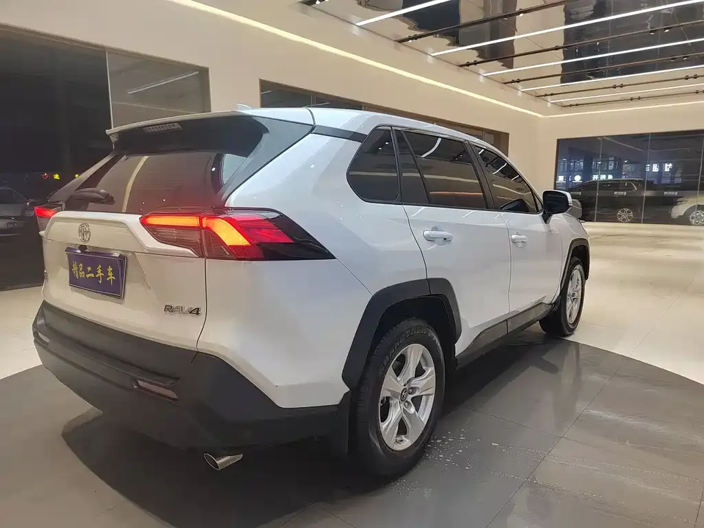 Toyota RAV4 — фото 6