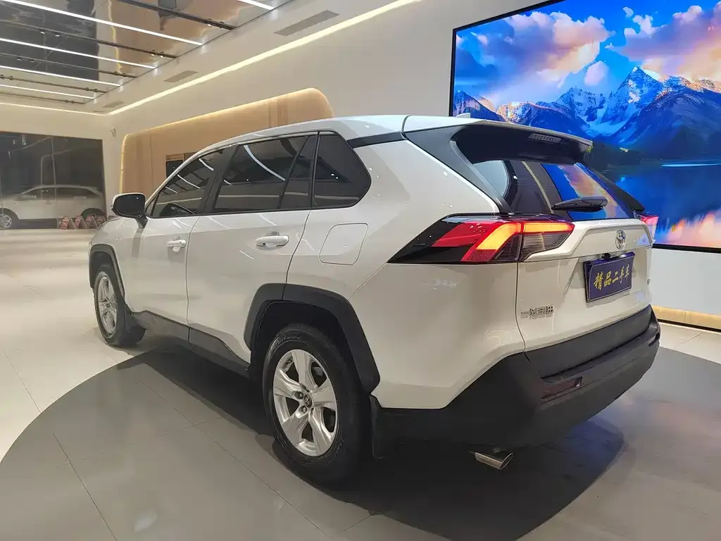 Toyota RAV4 — фото 8