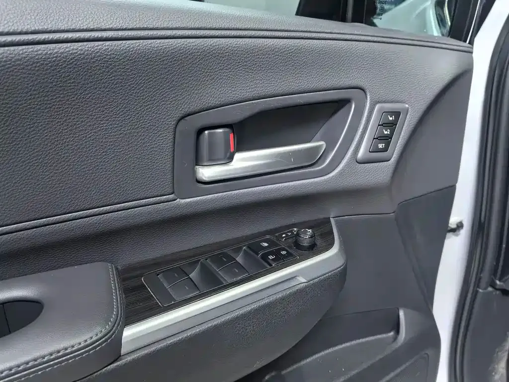 Toyota Granvia — фото 8