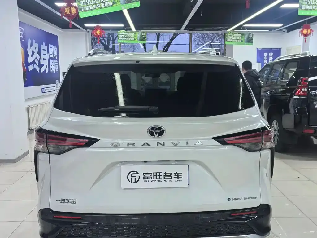 Toyota Granvia — фото 3