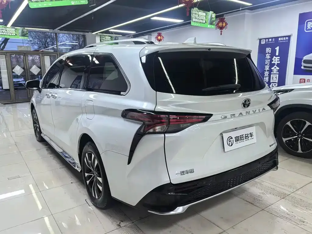 Toyota Granvia — фото 4