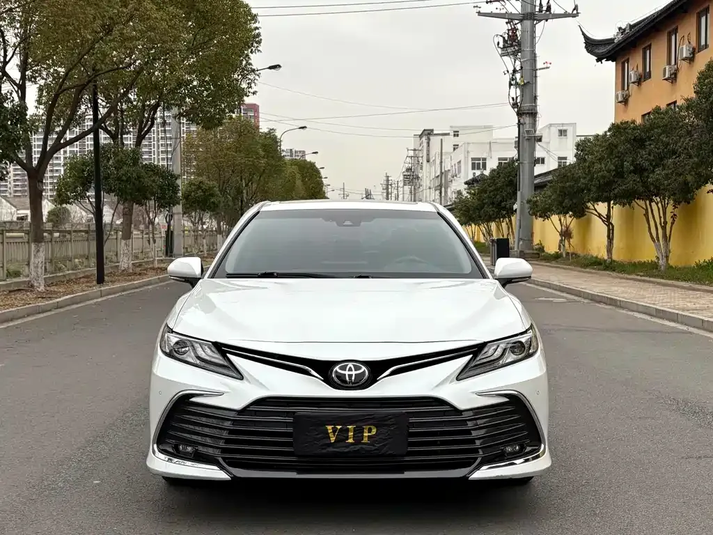 Toyota Camry — фото 1