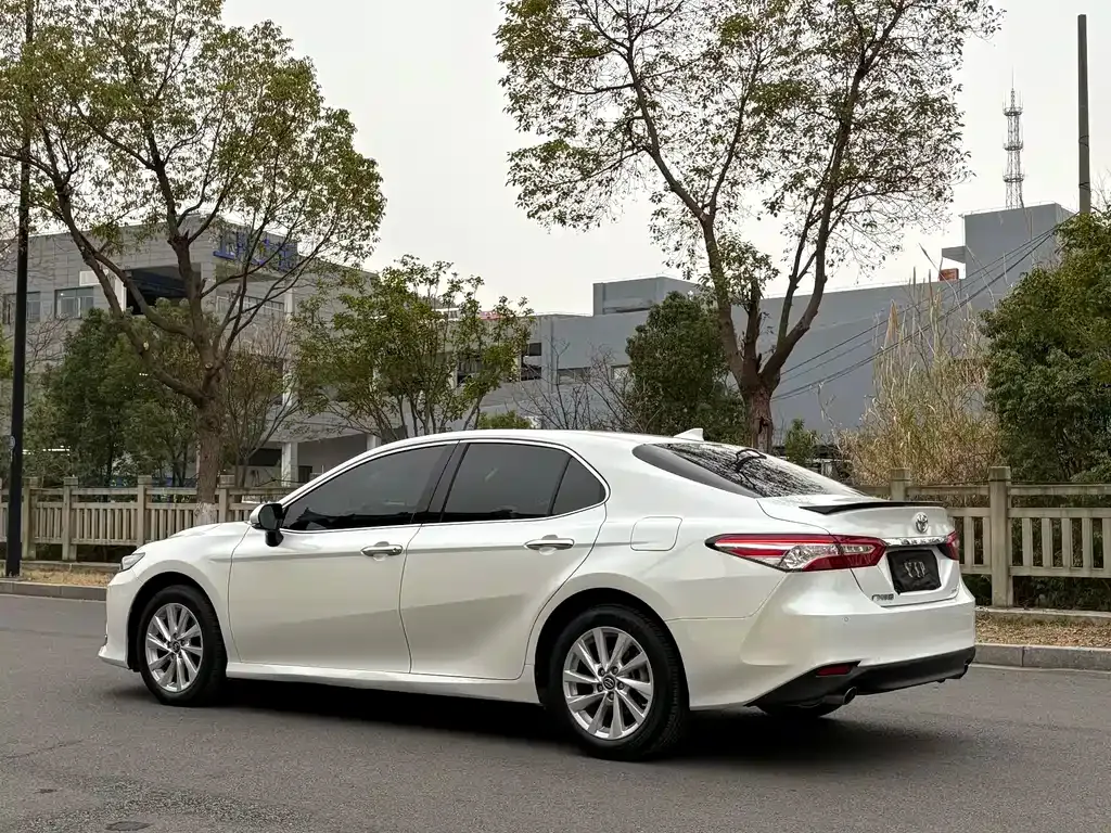 Toyota Camry — фото 10