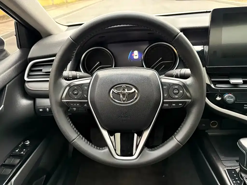 Toyota Camry — фото 2