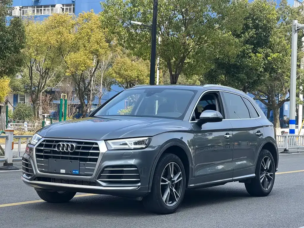 Audi Q5L — фото 1