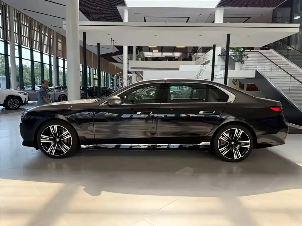 BMW i7 — фото 5