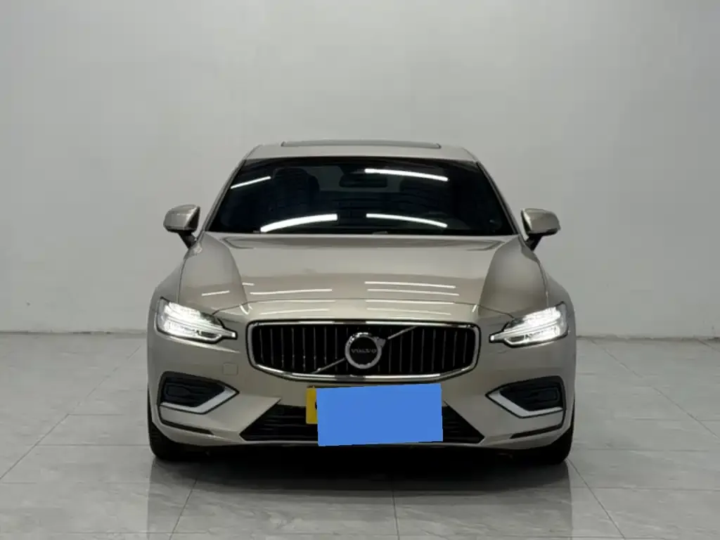 Volvo S60 — фото 1