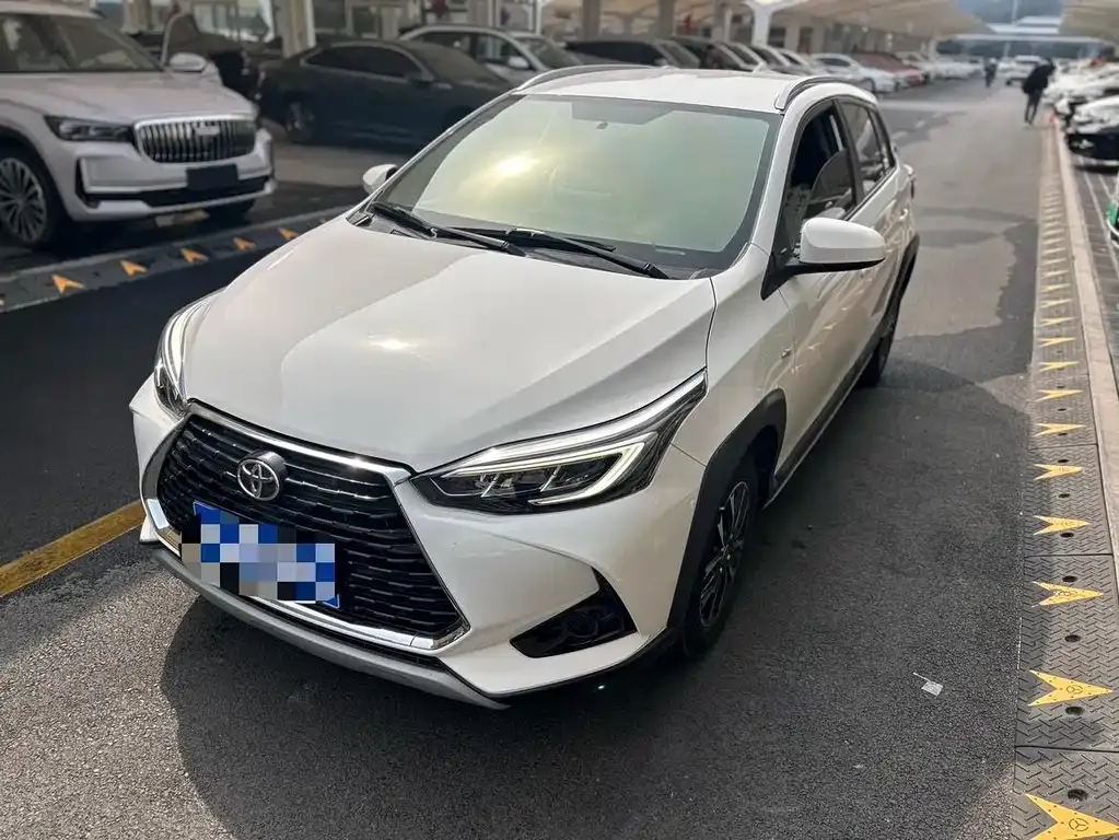 Toyota Yaris L — фото 1