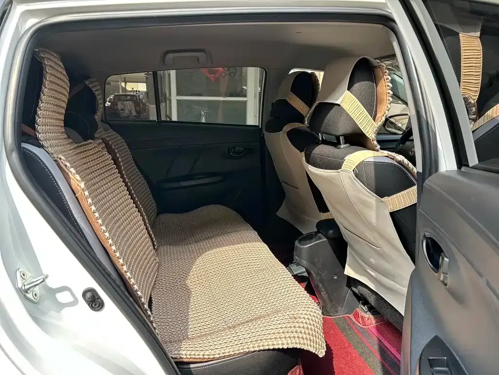 Toyota Yaris L — фото 9