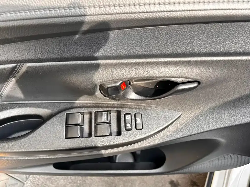 Toyota Yaris L — фото 8