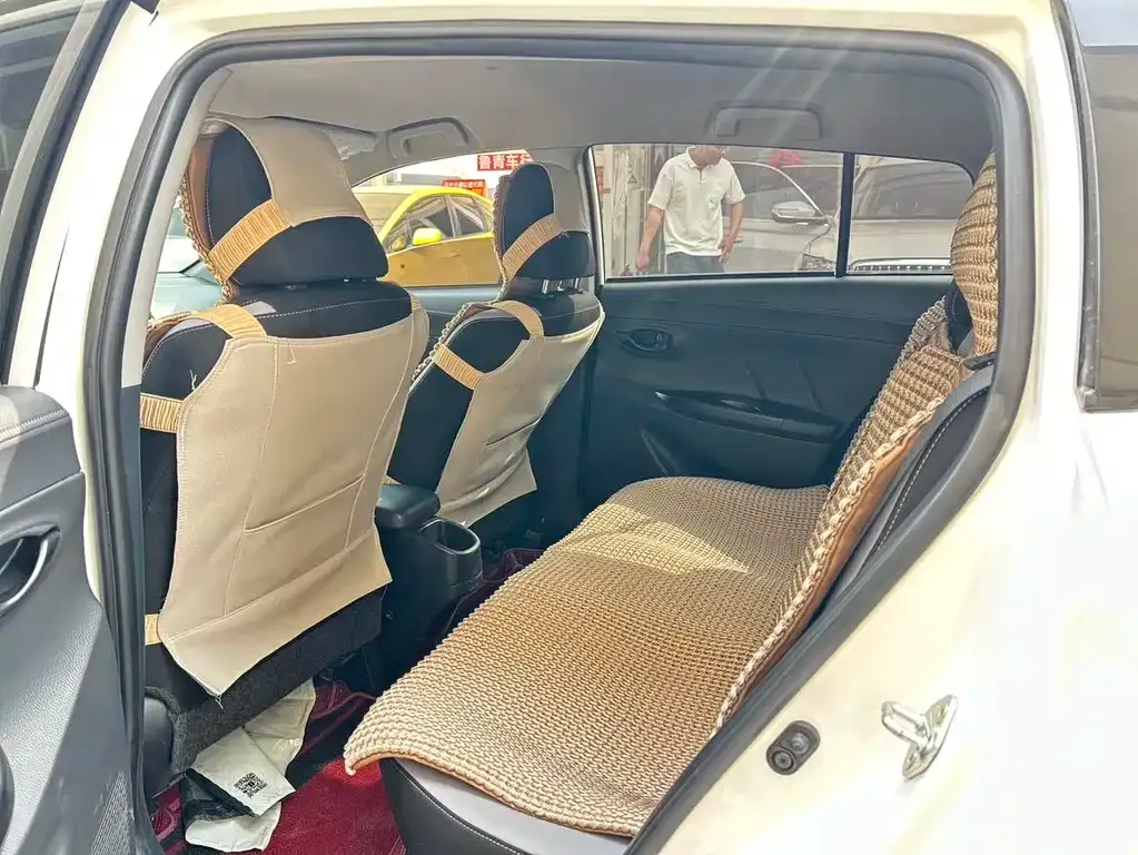 Toyota Yaris L — фото 4
