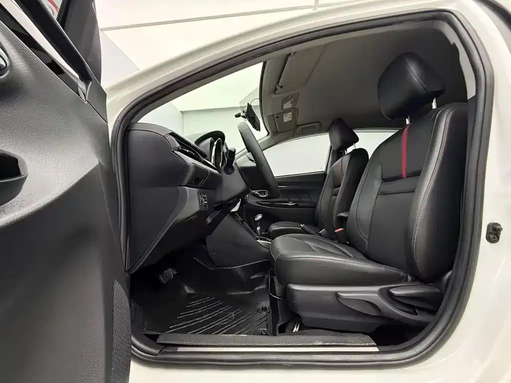Toyota Yaris L — фото 10