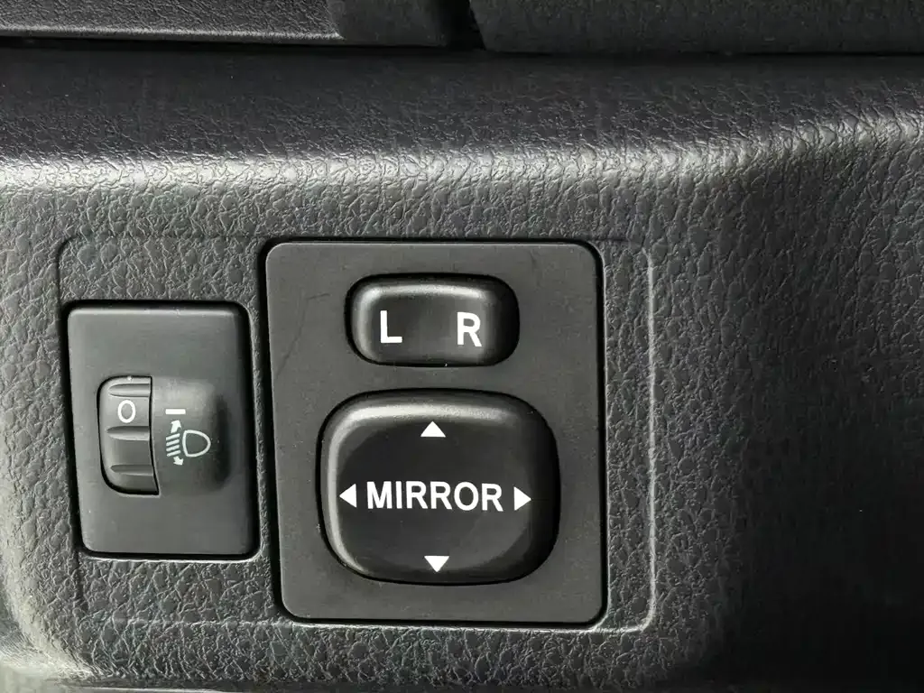 Toyota Yaris L — фото 4