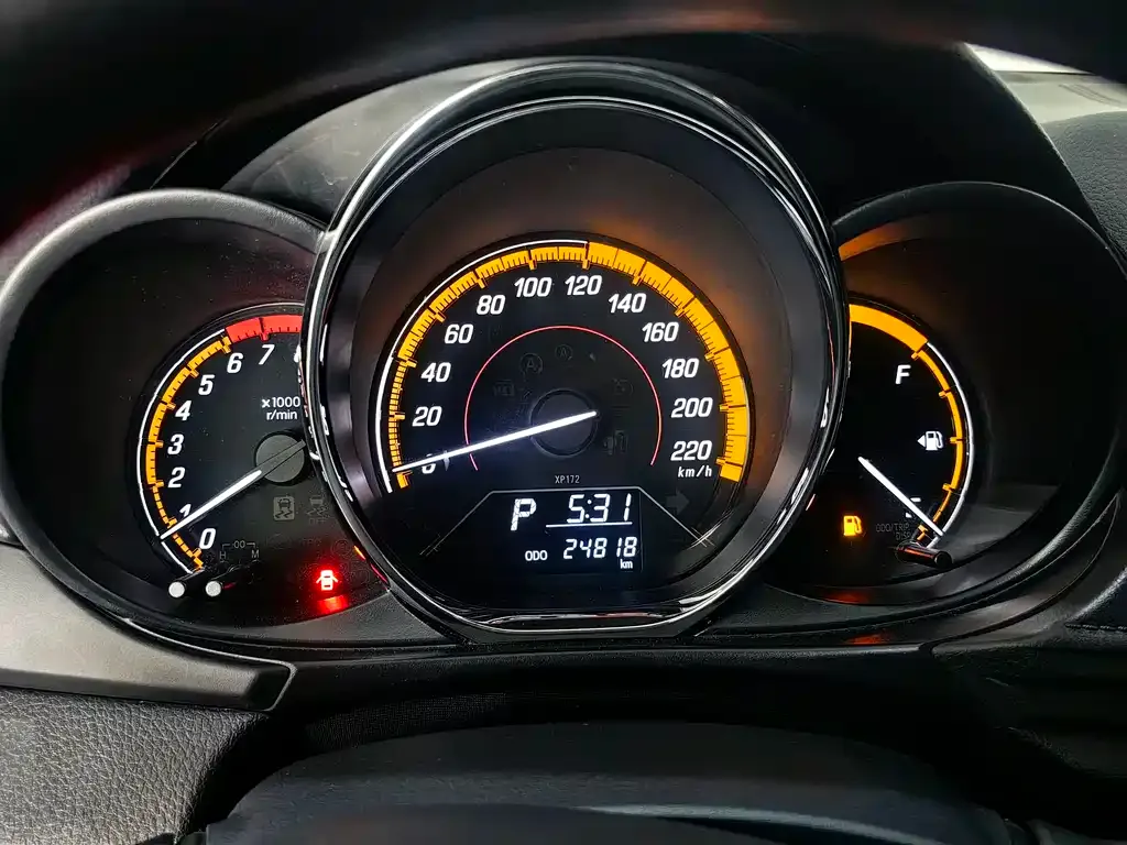 Toyota Yaris L — фото 4