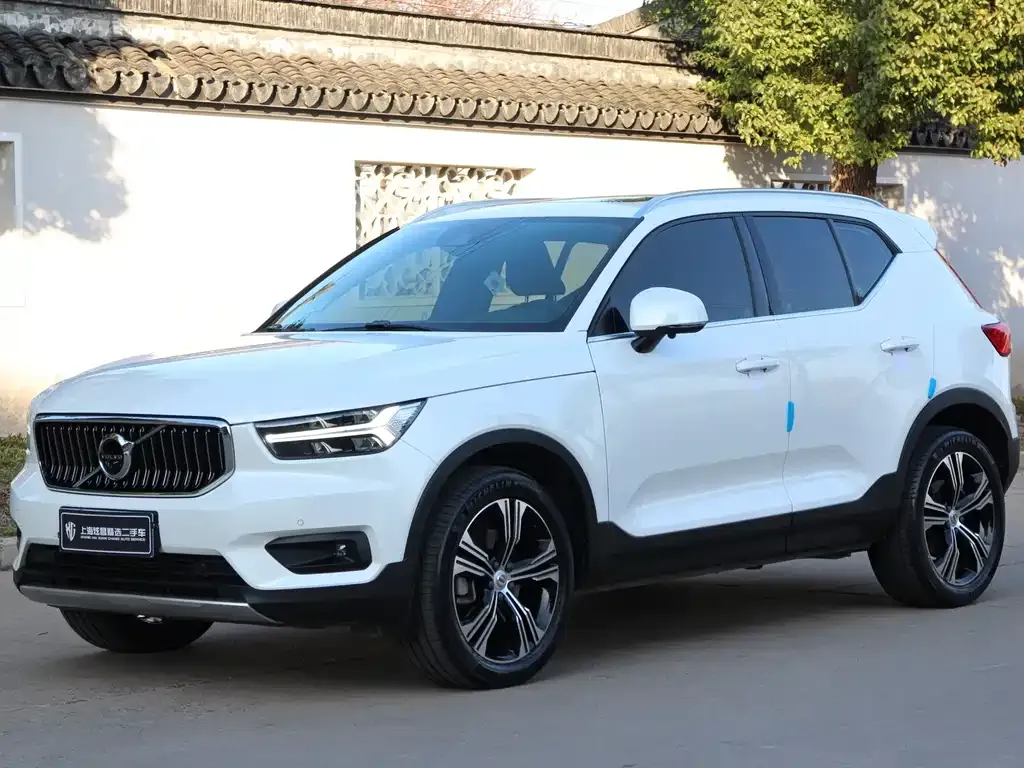Volvo XC40 — фото 1