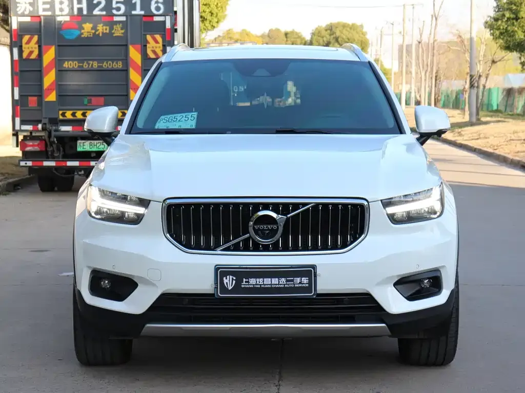 Volvo XC40 — фото 10