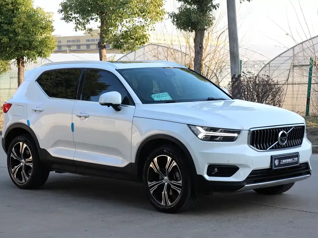 Volvo XC40 — фото 7
