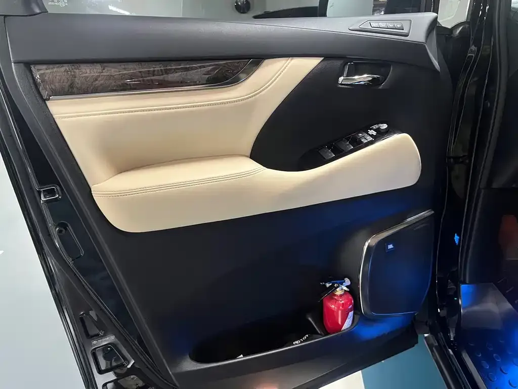 Toyota Vellfire — фото 6
