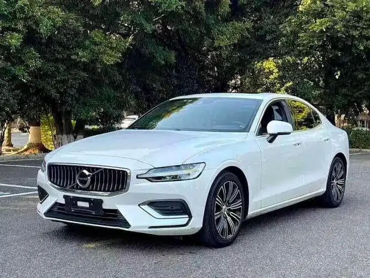 Volvo S60 — фото 1