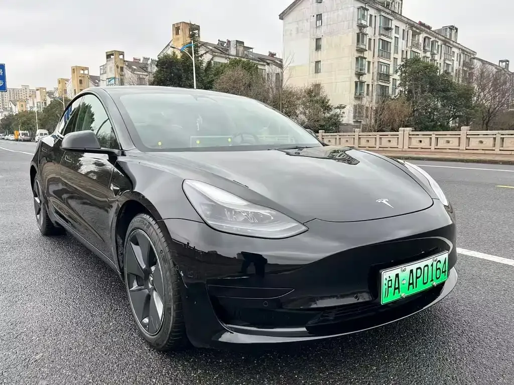 Tesla Model 3 — фото 1