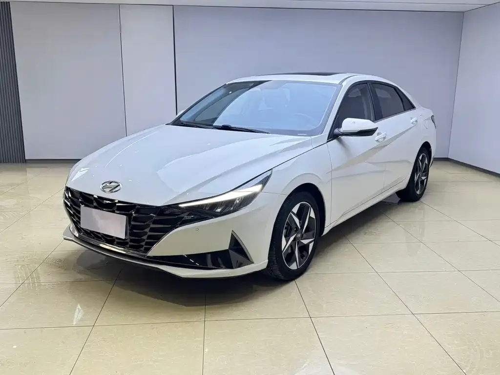 Hyundai Elantra — фото 1