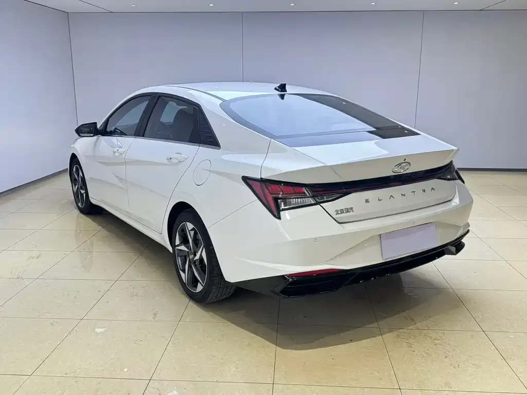 Hyundai Elantra — фото 4