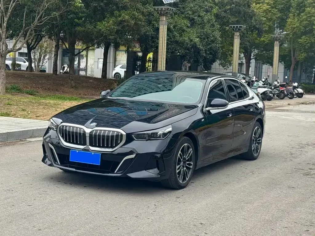 BMW 5 Series — фото 1