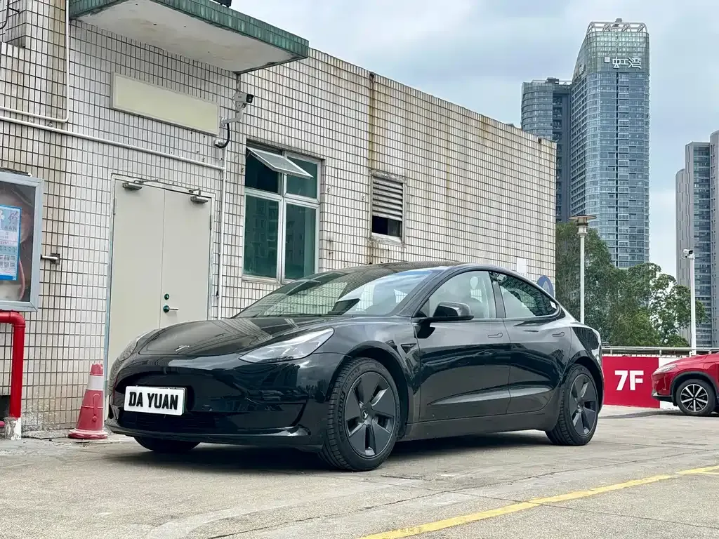 Tesla Model 3 — фото 1
