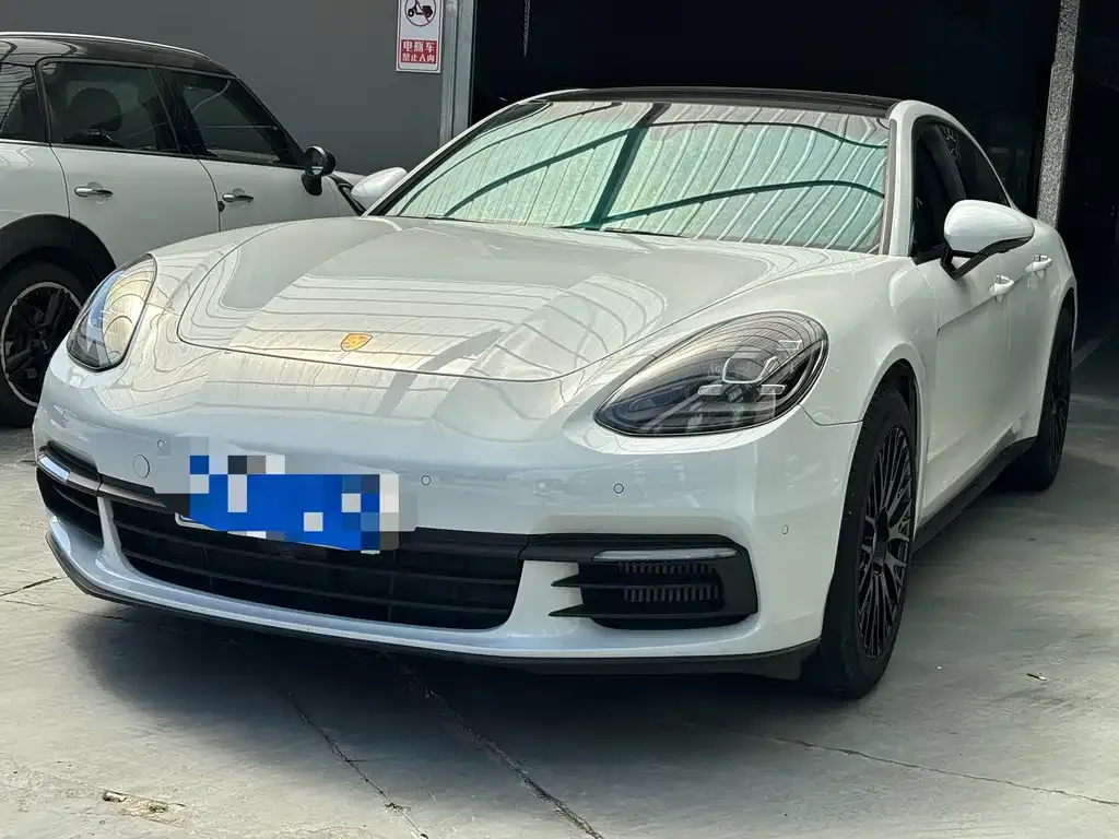 Porsche Panamera — фото 1