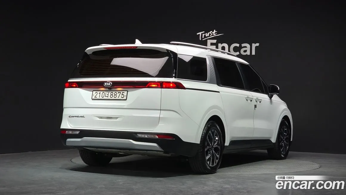 Kia Carnival — фото 8