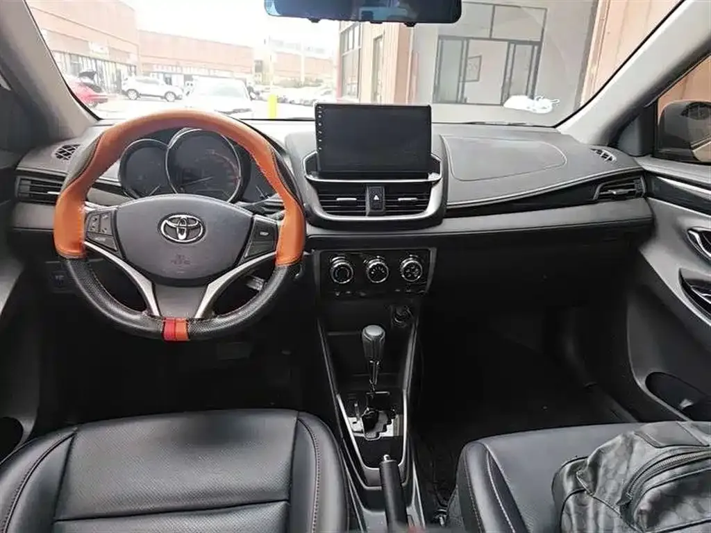 Toyota Yaris L — фото 7