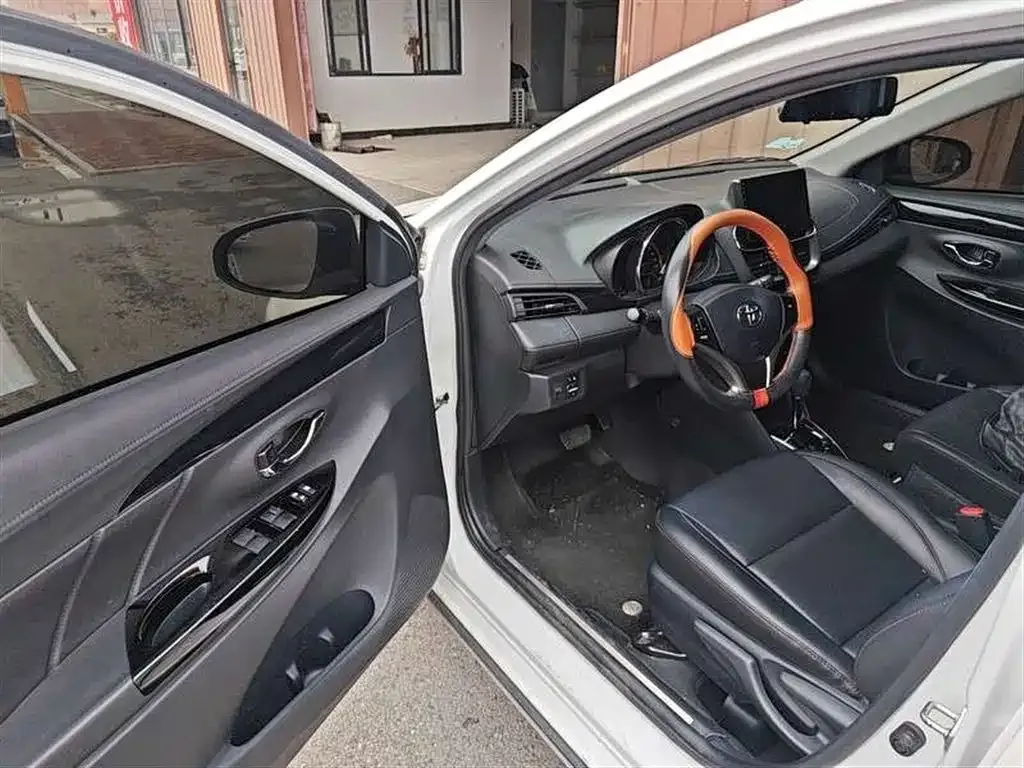 Toyota Yaris L — фото 8