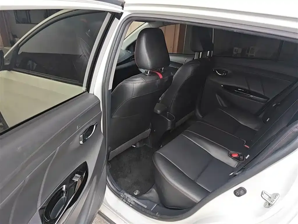 Toyota Yaris L — фото 5