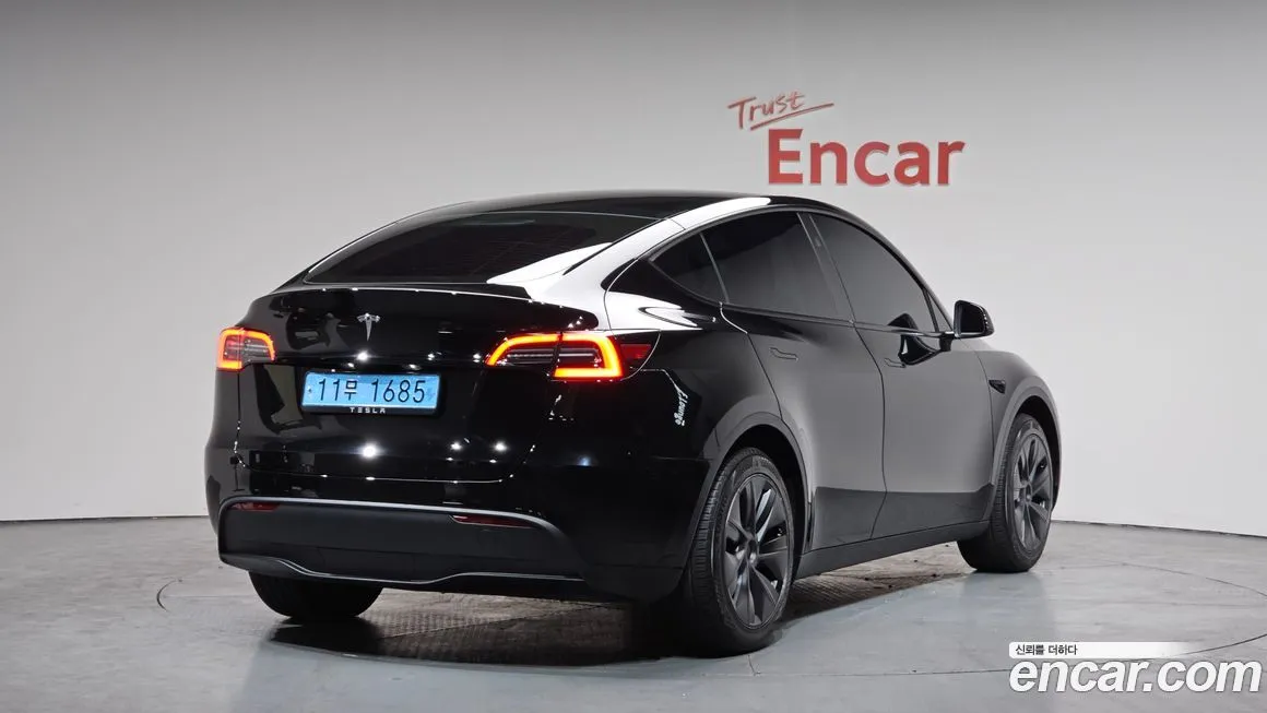 Tesla Model Y — фото 10