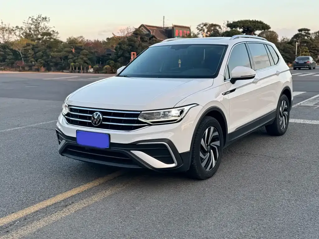 Volkswagen Tiguan L — фото 1