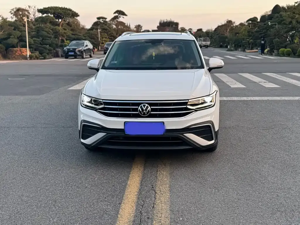 Volkswagen Tiguan L — фото 10