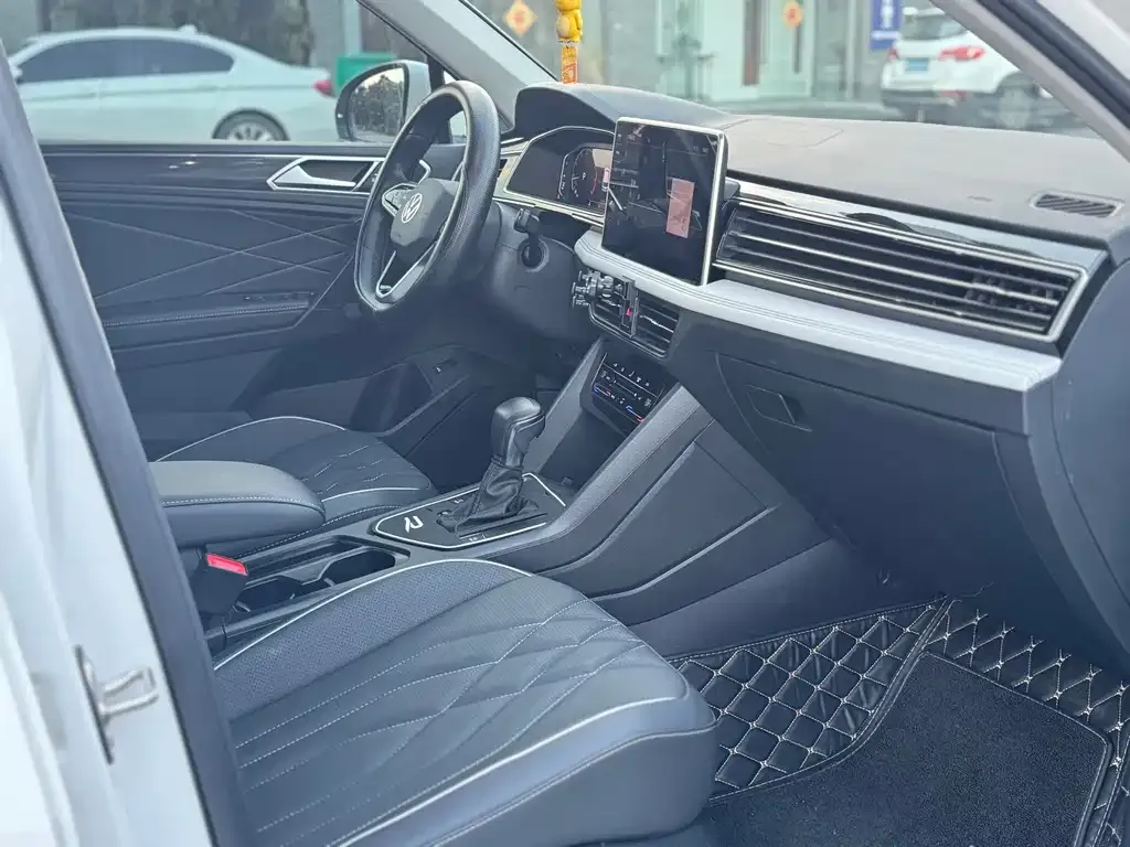 Volkswagen Tiguan L — фото 2