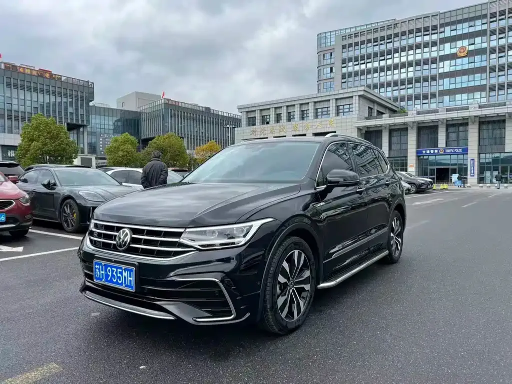 Volkswagen Tiguan L — фото 1