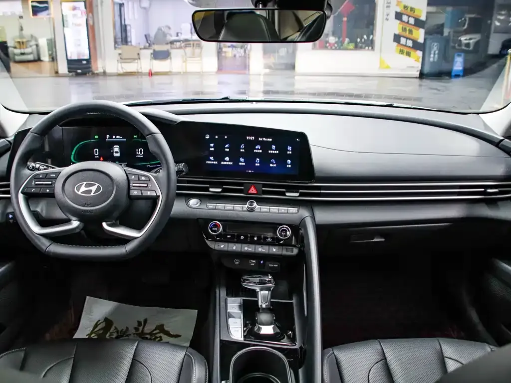 Hyundai Elantra — фото 3