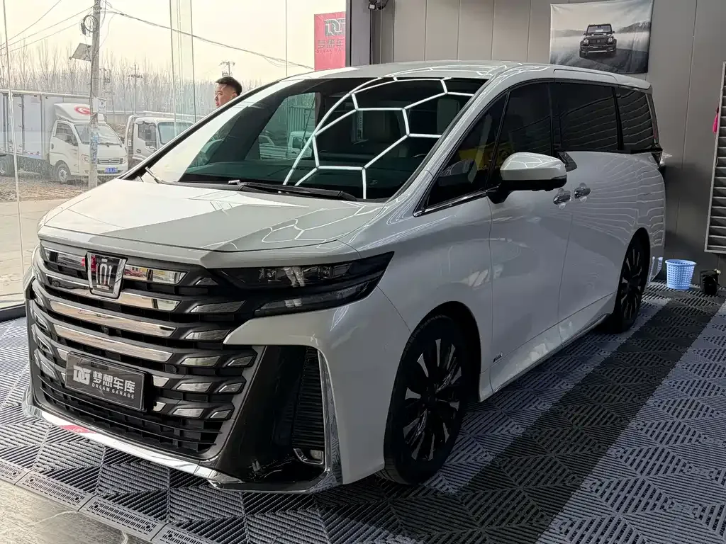 Toyota Vellfire — фото 1