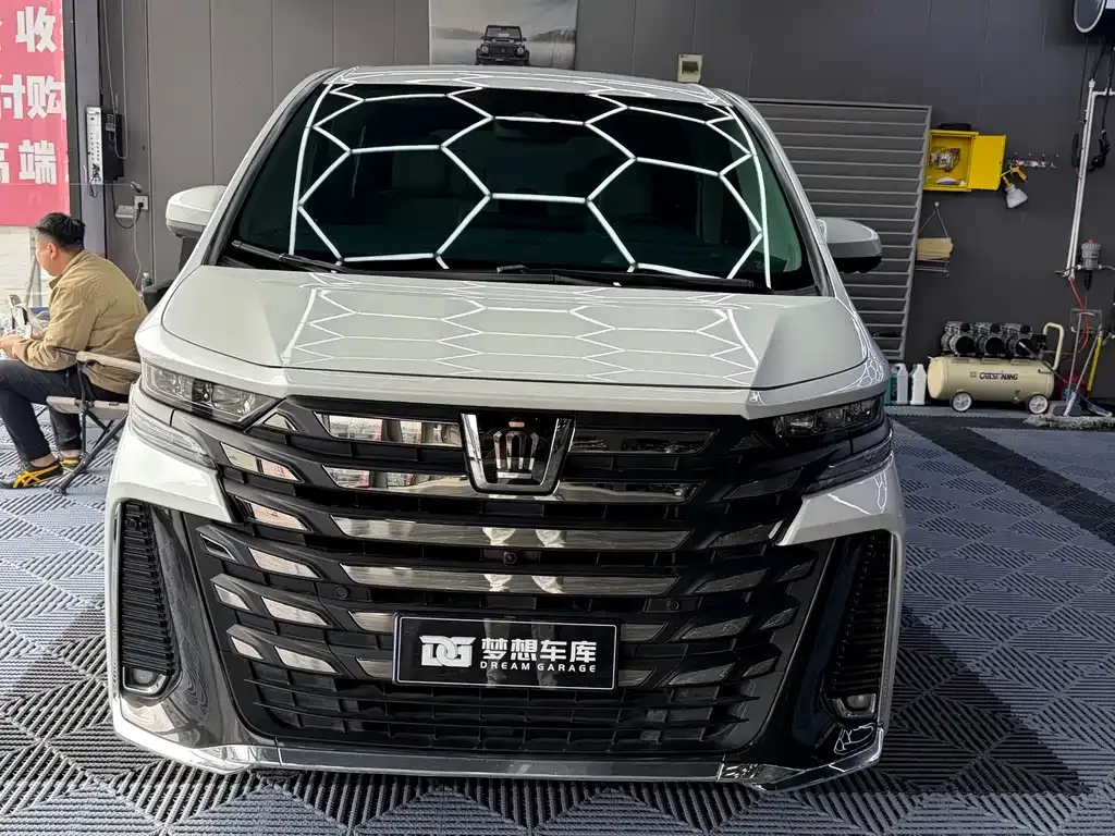 Toyota Vellfire — фото 2