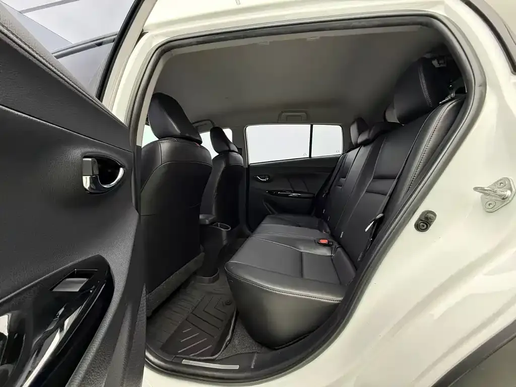 Toyota Yaris L — фото 3