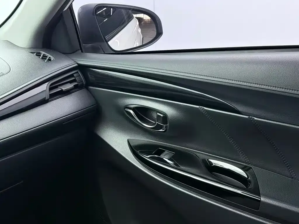Toyota Yaris L — фото 10